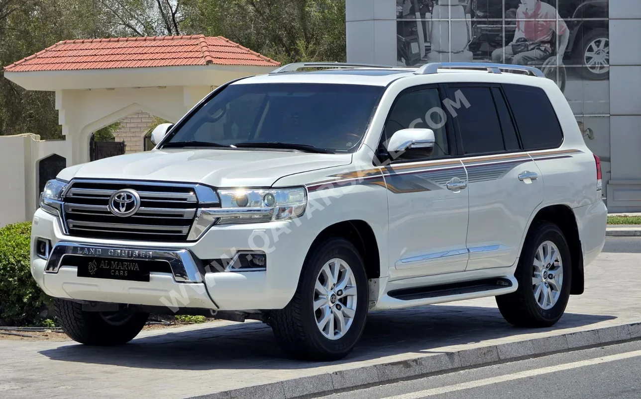 Toyota  Land Cruiser  GXR  2016  Automatic  268,000 Km  8 Cylinder  Four Wheel Drive (4WD)  SUV  White