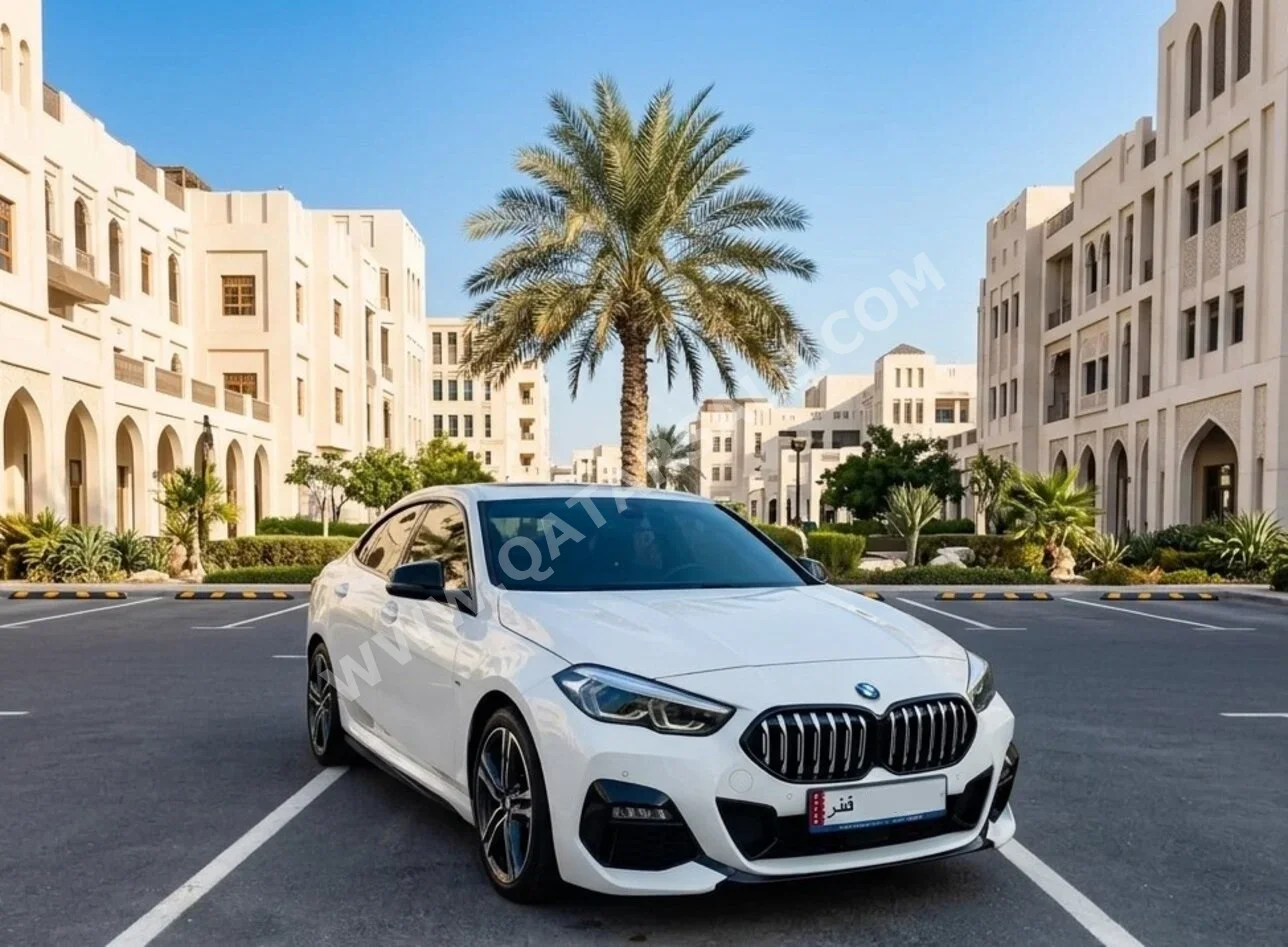 بي ام دبليو الفئة - الثانيه 218i 2021 اوتوماتيك 88,000 كم 3 سلندر سحب امامي سيدان أبيض تحت الضمان