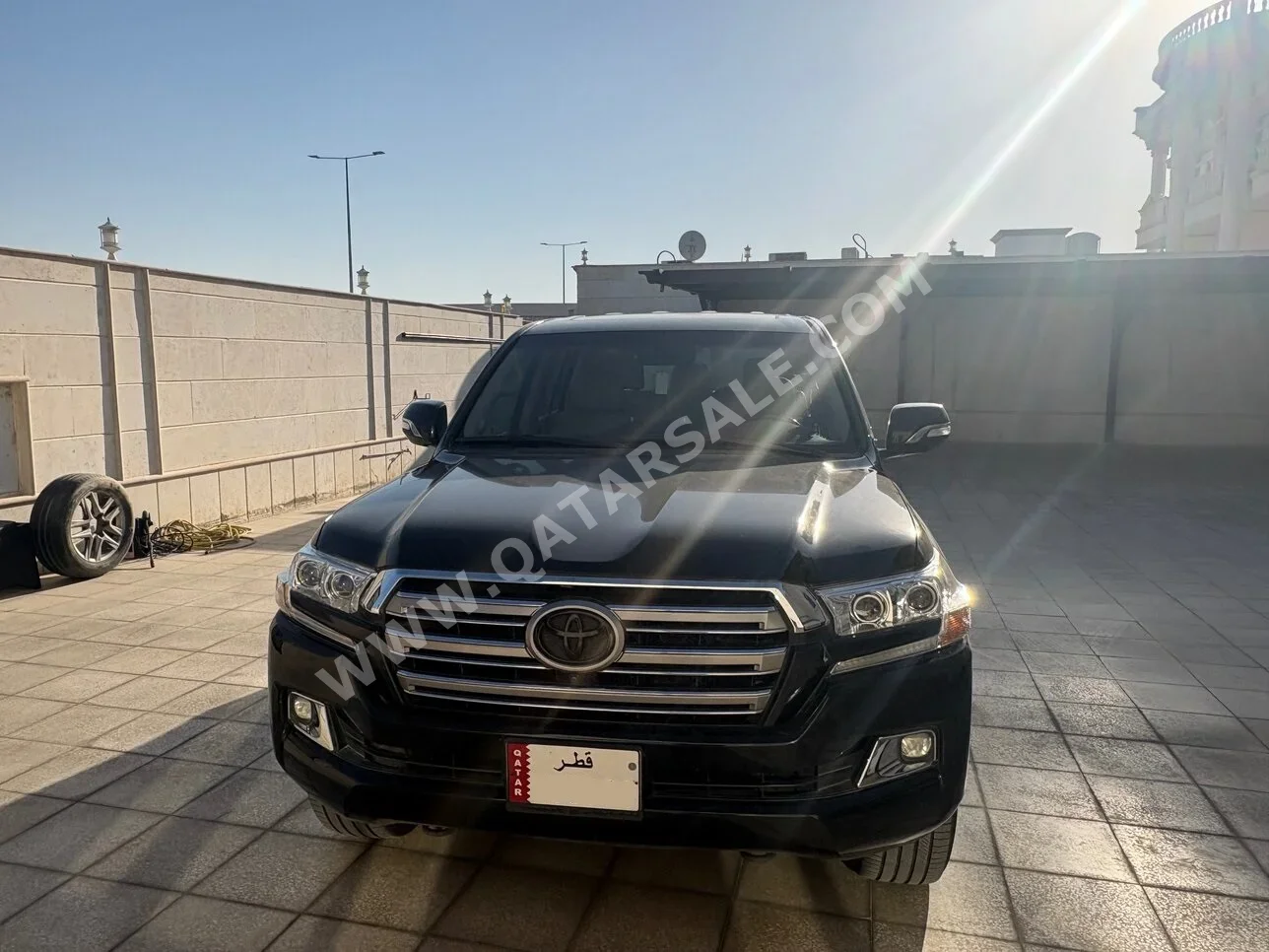 Toyota  Land Cruiser  VXR  2016  Automatic  193,143 Km  8 Cylinder  Four Wheel Drive (4WD)  SUV  Black