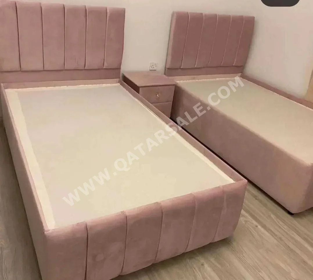 الأسّرة - لايف ستايل - فردي - زهري - مع طاولة سرير جانبية