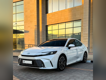 Toyota  Camry  GLE  2025  Automatic  9,000 Km  4 Cylinder  Front Wheel Drive (FWD)  Sedan  White  With Warranty