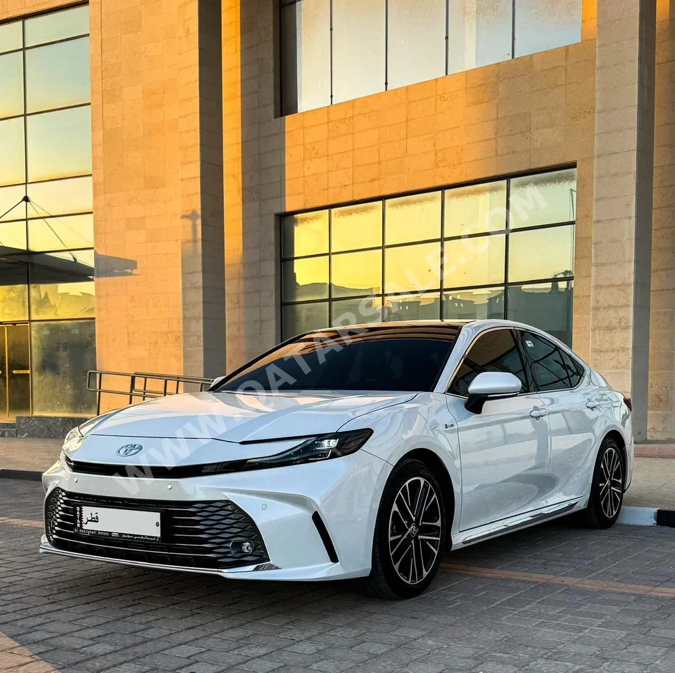 Toyota  Camry  GLE  2025  Automatic  9,000 Km  4 Cylinder  Front Wheel Drive (FWD)  Sedan  White  With Warranty