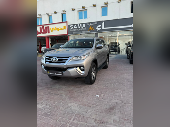 تويوتا  فورشنر  2019  اوتوماتيك  160,000 كم  4 سلندر  دفع رباعي  اس يو في  فضي
