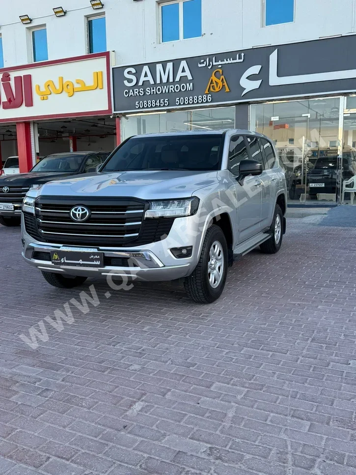 تويوتا  لاند كروزر  جي اكس  2025  اوتوماتيك  42,000 كم  6 سلندر  دفع رباعي  اس يو في  فضي  تحت الضمان