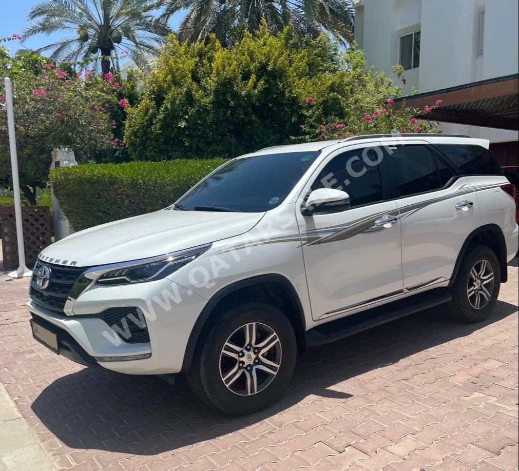 Toyota  Fortuner  2023  Automatic  61,000 Km  6 Cylinder  Four Wheel Drive (4WD)  SUV  White  With Warranty