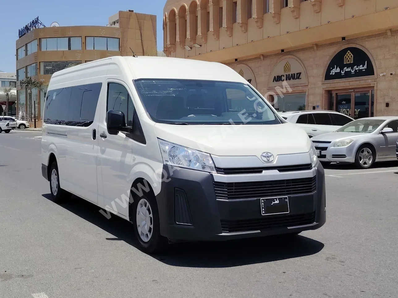 Toyota Hiace 2022 Manual 85,000 Km 6 Cylinder Rear Wheel Drive (RWD) Van / Bus White