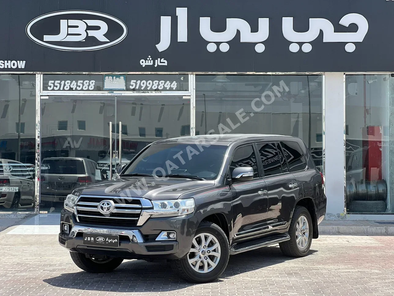 تويوتا  لاند كروزر  جي اكس ار  2019  اوتوماتيك  115,000 كم  6 سلندر  دفع رباعي  اس يو في  رمادي