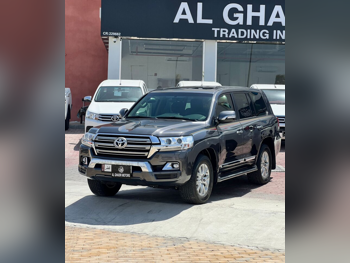تويوتا  لاند كروزر  جي اكس ار  2018  اوتوماتيك  35,000 كم  6 سلندر  دفع رباعي  اس يو في  رمادي