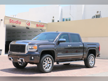 GMC Sierra Denali 2015 Automatic 46,000 Km 8 Cylinder Four Wheel Drive (4WD) Pick Up Gray