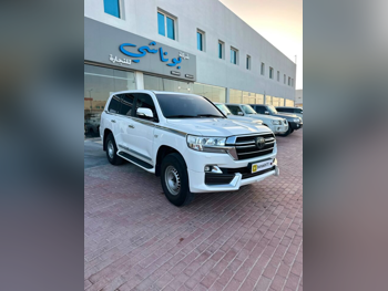 Toyota  Land Cruiser  VXR  2017  Automatic  385,000 Km  8 Cylinder  Four Wheel Drive (4WD)  SUV  White