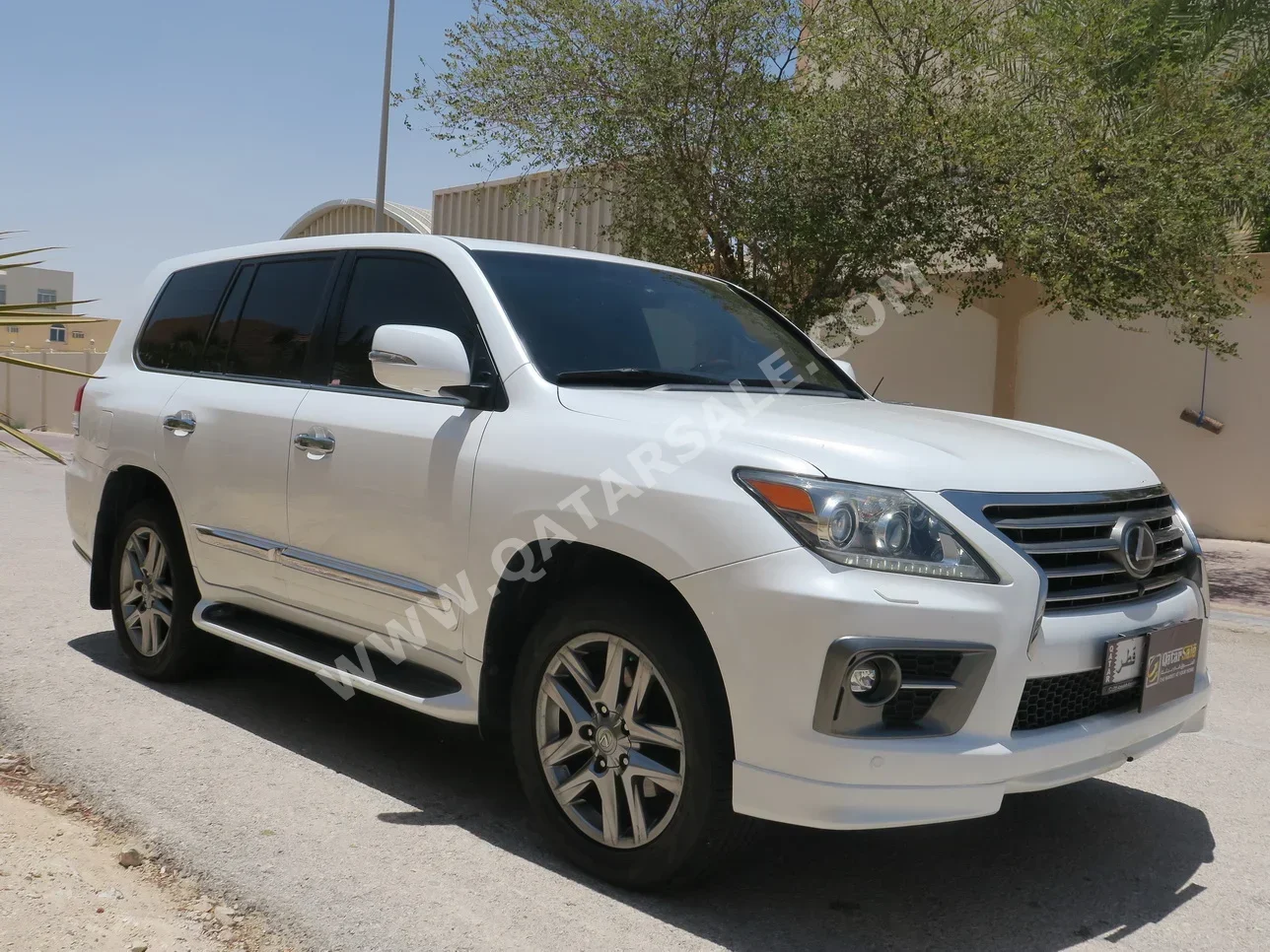 Lexus  LX  570 S  2015  Automatic  286,000 Km  8 Cylinder  Four Wheel Drive (4WD)  SUV  White