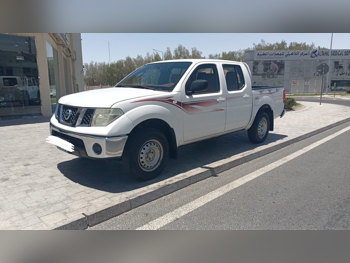نيسان نافارا أس اي 2015 عادي 154,000 كم 4 سلندر دفع خلفي بيكب أبيض