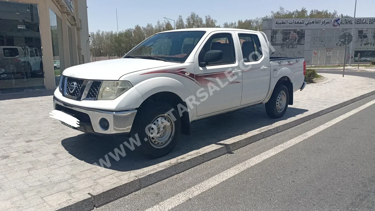 نيسان نافارا أس اي 2015 عادي 154,000 كم 4 سلندر دفع خلفي بيكب أبيض