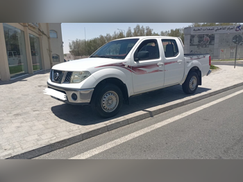 نيسان نافارا أس اي 2015 عادي 174,000 كم 4 سلندر دفع خلفي بيكب أبيض