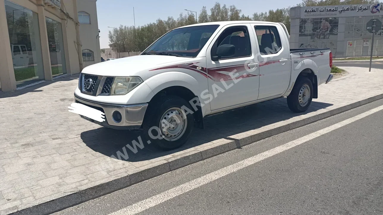 نيسان نافارا أس اي 2015 عادي 174,000 كم 4 سلندر دفع خلفي بيكب أبيض