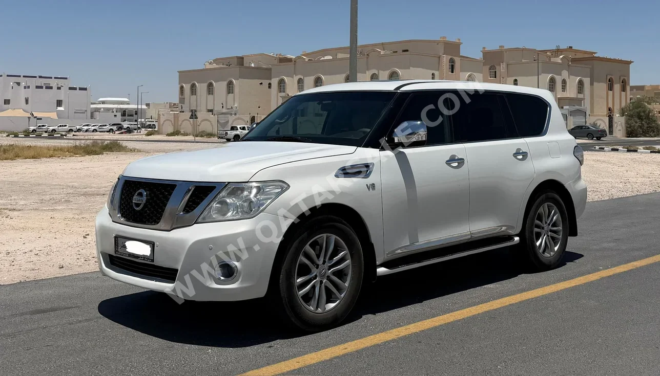 نيسان باترول ال اي 2013 اوتوماتيك 200,000 كم 8 سلندر دفع رباعي اس يو في أبيض