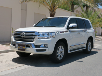 Toyota Land Cruiser GXR 2017 Automatic 125,000 Km 8 Cylinder Four Wheel Drive (4WD) SUV White