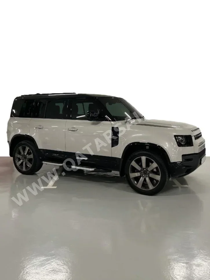 لاند روفر ديفيندر 110 اتش اس اي 2026 اوتوماتيك 500 كم 6 سلندر دفع رباعي اس يو في أبيض تحت الضمان