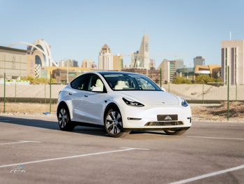 تسلا واي 2024 اوتوماتيك 44,200 كم 0 سلندر دفع كلي مستمر سيدان أبيض