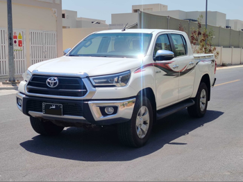 Toyota Hilux SR5 2023 Manual 71,000 Km 4 Cylinder Four Wheel Drive (4WD) Pick Up White