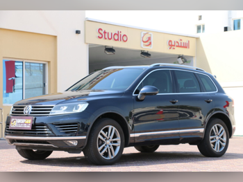 Volkswagen Touareg R line 2018 Automatic 93,000 Km 6 Cylinder All Wheel Drive (AWD) SUV Dark Blue