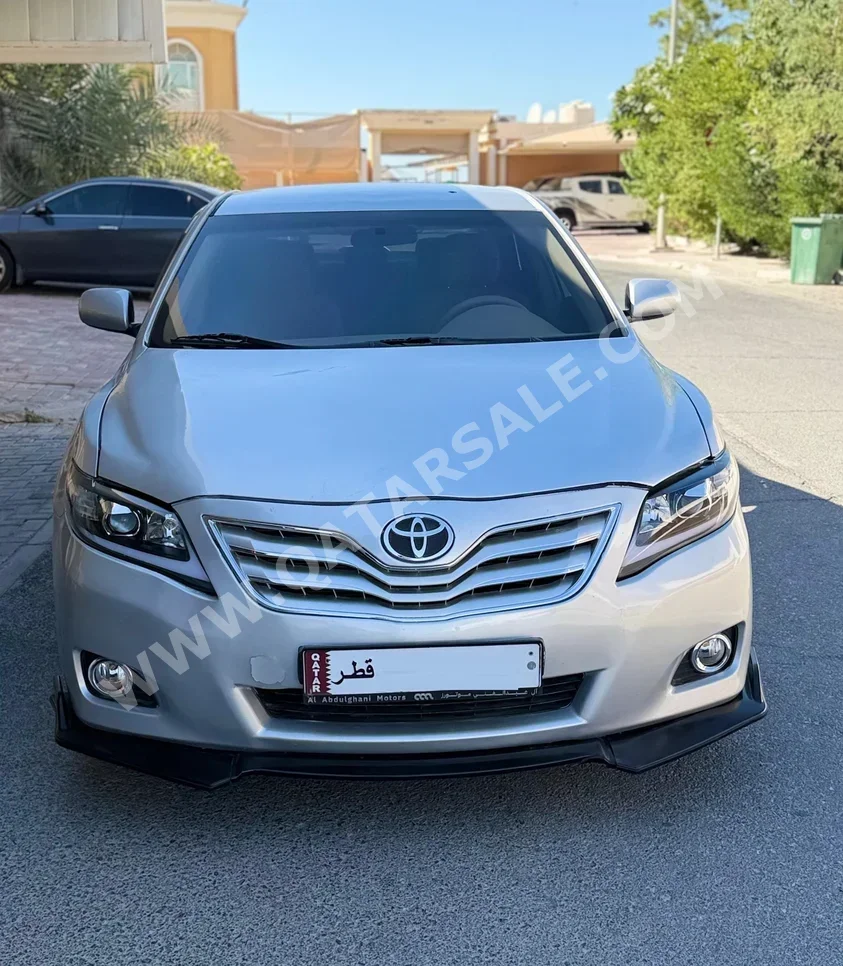 تويوتا كامري جي ال 2011 اوتوماتيك 249,000 كم 4 سلندر سحب امامي سيدان فضي