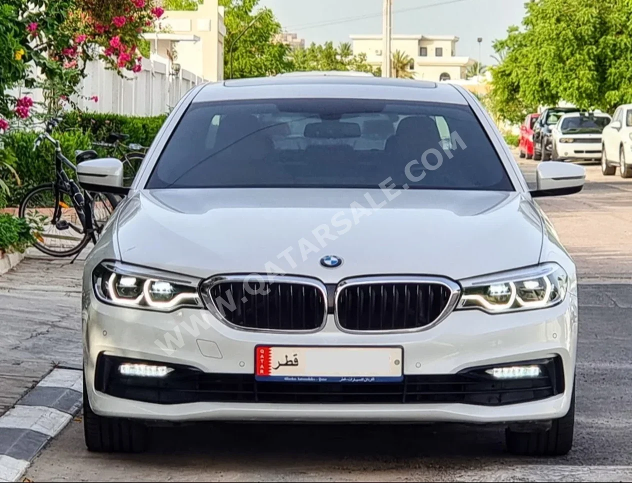 بي ام دبليو الفئة - الخامسة 530i 2017 اوتوماتيك 92,000 كم 4 سلندر دفع خلفي سيدان أبيض تحت الضمان