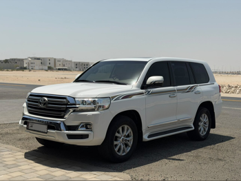 Toyota Land Cruiser GXR 2017 Automatic 185,000 Km 8 Cylinder Four Wheel Drive (4WD) SUV White