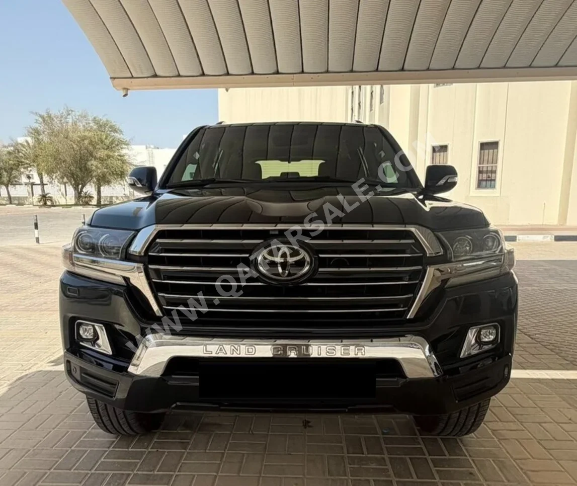 Toyota Land Cruiser GXR 2017 Automatic 254,000 Km 8 Cylinder Four Wheel Drive (4WD) SUV Black