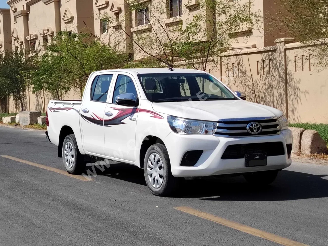 تويوتا هاي لوكس 2023 اوتوماتيك 243,000 كم 4 سلندر دفع رباعي بيكب أبيض