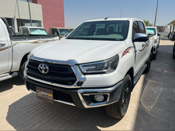 Toyota Hilux SR5 2025 Automatic 2,000 Km 4 Cylinder Four Wheel Drive (4WD) Pick Up White With Warranty