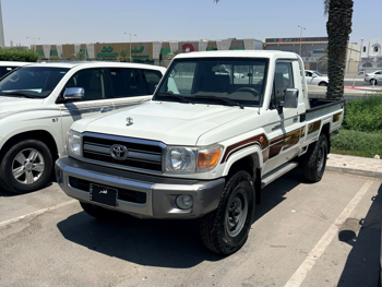 Toyota  Land Cruiser  LX  2013  Manual  157,000 Km  6 Cylinder  Four Wheel Drive (4WD)  Pick Up  White