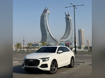 اودي كيو 8 55 تي اف اس اي كواترو 2021 اوتوماتيك 74,000 كم 6 سلندر دفع رباعي اس يو في أبيض تحت الضمان