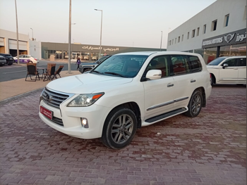 Lexus  LX  570  2013  Automatic  327,000 Km  8 Cylinder  Four Wheel Drive (4WD)  SUV  White