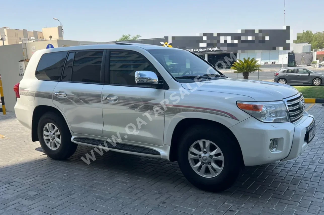 Toyota Land Cruiser GXR 2012 Automatic 446,000 Km 8 Cylinder Four Wheel Drive (4WD) SUV Pearl