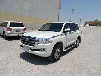 Toyota Land Cruiser GXR 2017 Automatic 246,000 Km 8 Cylinder Four Wheel Drive (4WD) SUV White