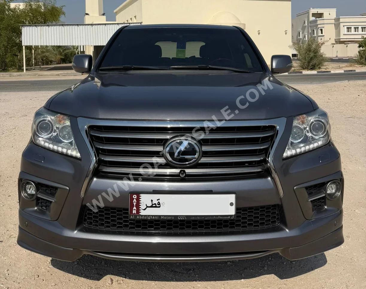 لكزس ال اكس 570 اس 2015 اوتوماتيك 266,000 كم 8 سلندر دفع رباعي اس يو في رمادي