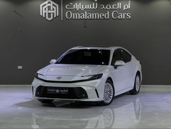 تويوتا  كامري  أل اي  2025  اوتوماتيك  13,000 كم  4 سلندر  سحب امامي  سيدان  أبيض  تحت الضمان