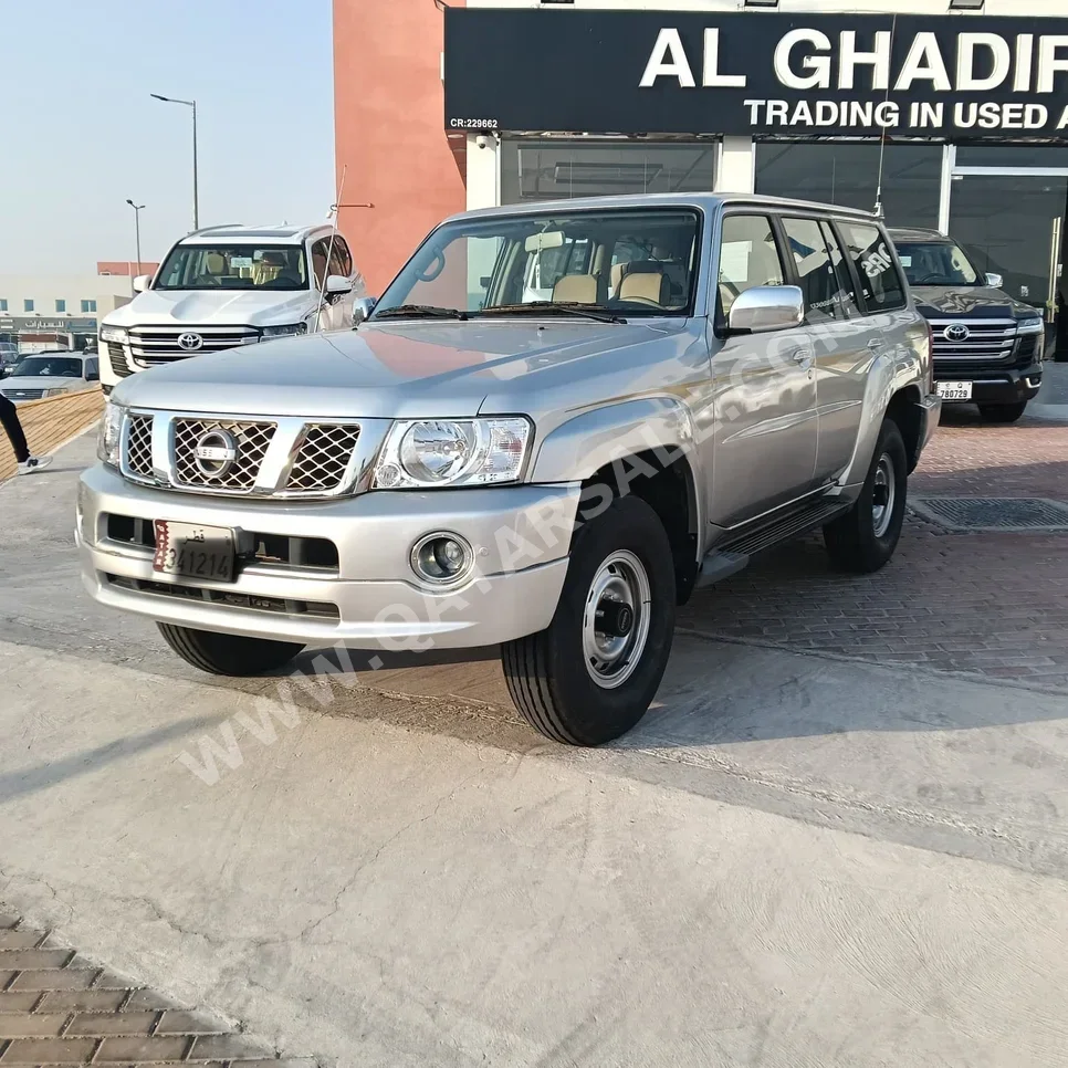 نيسان باترول سفاري 2006 اوتوماتيك 352,000 كم 6 سلندر دفع رباعي اس يو في فضي