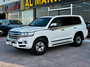 Toyota Land Cruiser GXR 2016 Automatic 390,000 Km 8 Cylinder Four Wheel Drive (4WD) SUV White