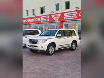Toyota Land Cruiser GXR 2015 Automatic 277,000 Km 8 Cylinder Four Wheel Drive (4WD) SUV White