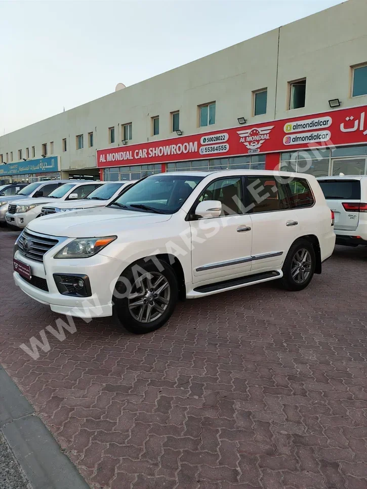 لكزس ال اكس 570 اس 2013 اوتوماتيك 550,000 كم 8 سلندر دفع رباعي اس يو في أبيض