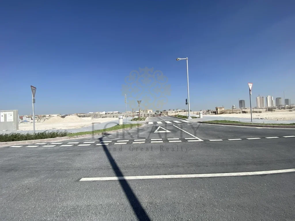 اراضي للبيع في لوسيل -المساحة 832 متر مربع