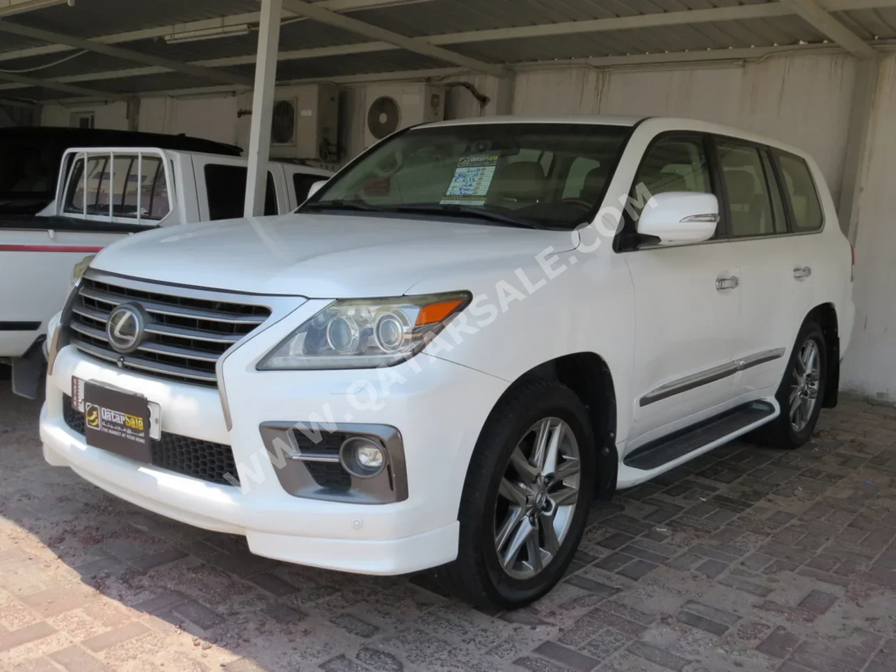 لكزس ال اكس 570 2014 اوتوماتيك 375,000 كم 8 سلندر دفع رباعي اس يو في أبيض