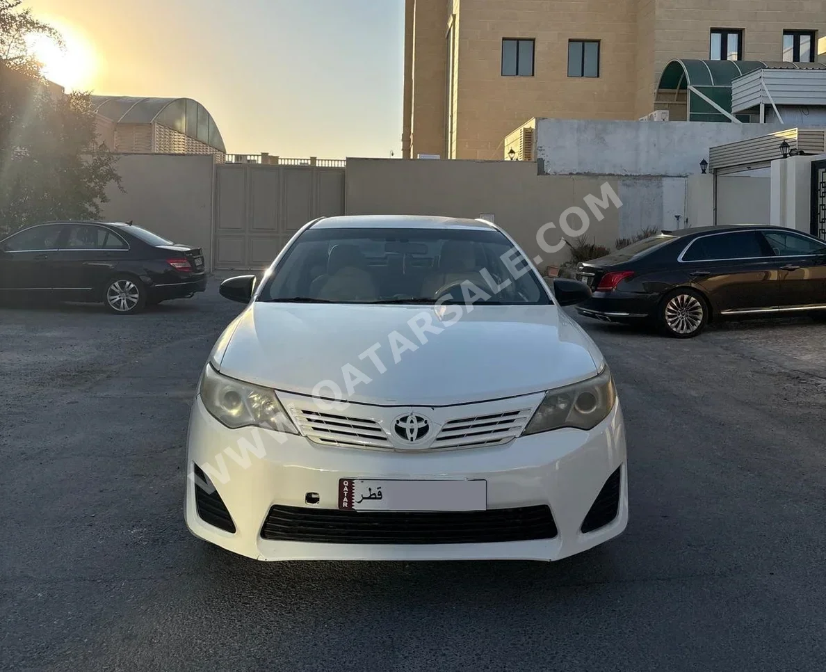تويوتا  كامري  جي ال  2014  اوتوماتيك  450,000 كم  4 سلندر  سحب امامي  سيدان  أبيض