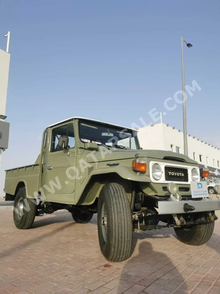 Toyota  Land Cruiser  G  1982  Manual  26,000 Km  6 Cylinder  Four Wheel Drive (4WD)  Classic  White