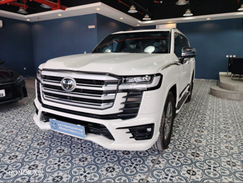 Toyota  Land Cruiser  VXR Twin Turbo  2025  Automatic  17,000 Km  6 Cylinder  Four Wheel Drive (4WD)  SUV  White  With Warranty