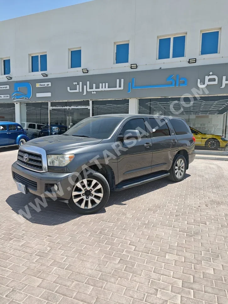 Toyota  Sequoia  SR5  2016  Automatic  260,000 Km  8 Cylinder  Four Wheel Drive (4WD)  SUV  Gray