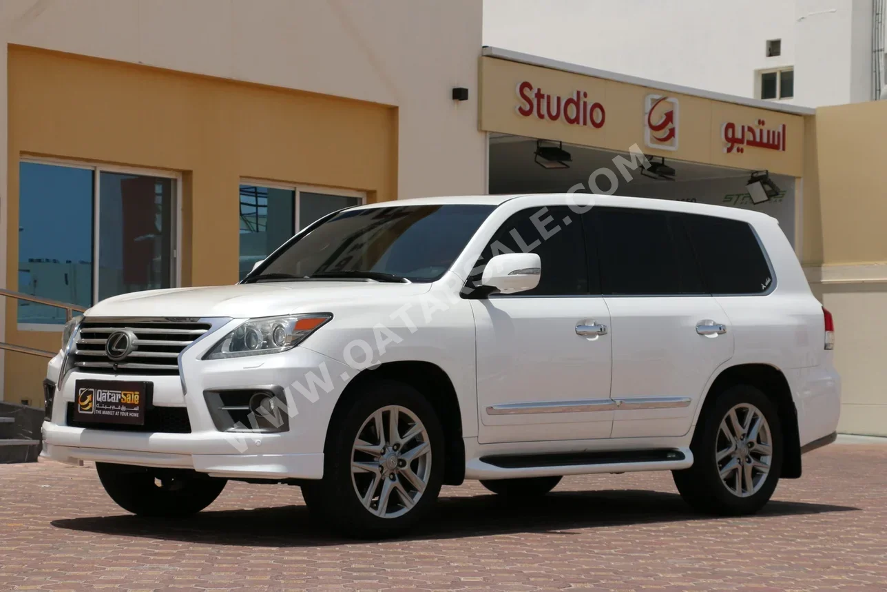 Lexus  LX  570  2013  Automatic  133,000 Km  8 Cylinder  Four Wheel Drive (4WD)  SUV  White