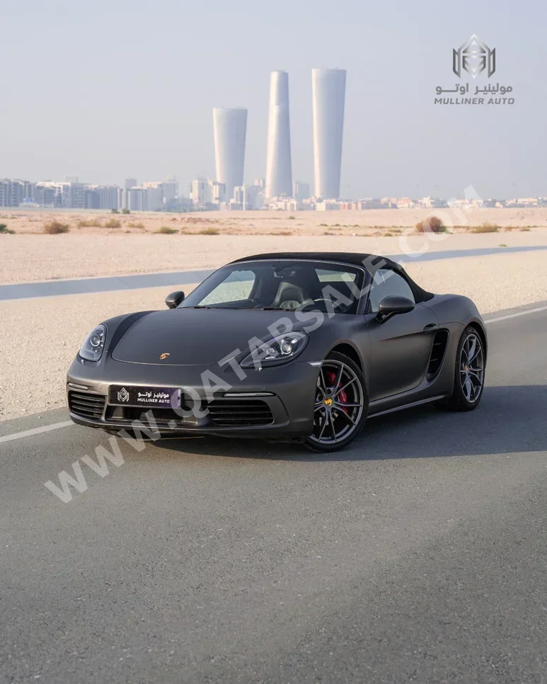 بورش  بوكستر  718  2017  اوتوماتيك  90,000 كم  4 سلندر  دفع خلفي  كشف  رمادي